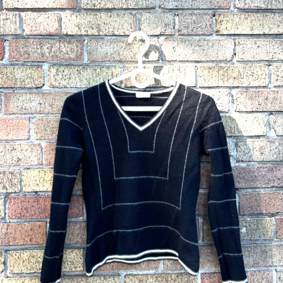 Black & White Geometric V-Neck 100%Cashmere Sweater - Picture 2 of 3